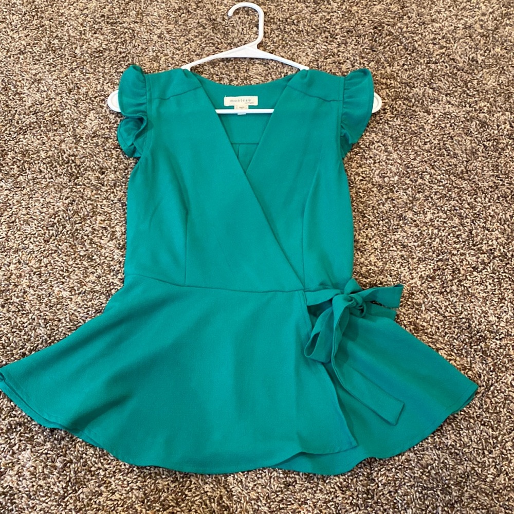 looks blue on camera but it’s green, super cute dressy top